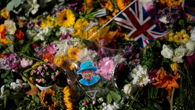Nicht nur in London trauert man um Queen Elizabeth II (Bild: AP)
