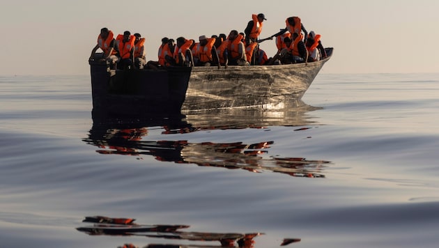 Migranten vor Lampedusa (Bild: AP Photo/Jeremias Gonzalez)