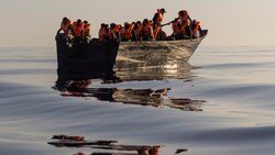 Migranten im August vor Lampedusa (Bild: AP Photo/Jeremias Gonzalez)