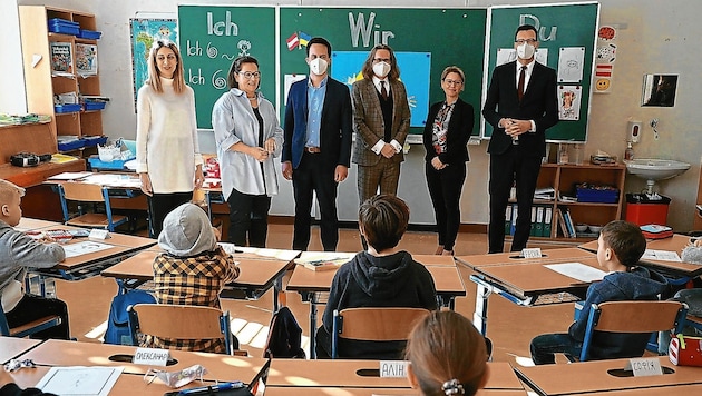 Am Campus Landstraße besuchten Wiens NEOS-Vizebürgermeister Christoph Wiederkehr (3.v.l.) und Bildungsminister Martin Polaschek im März eine Schulklasse. (Bild: Zwefo)