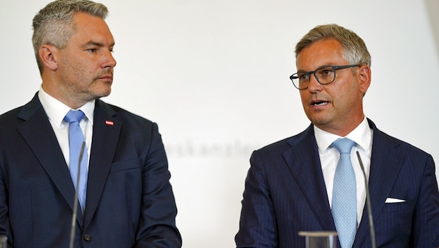 Verkünden am Mittwoch das endgültige Aus für die kalte Progression: Finanzminister Magnus Brunner (re.) und Bundeskanzler Karl Nehammer (beide ÖVP) (Bild: APA/EVA MANHART)