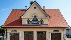 Velden: Vom Rüsthaus aus den 1920ern zur Musikschule mit Photovoltaik und Wärmerückgewinnung. (Bild: Walter Luttenberger Photography)