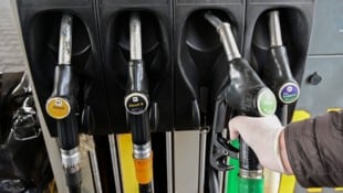 50-Liter- Tankfüllung Diesel wäre um gut acht Euro billiger, Eurosuper um 7,50 Euro, wenn es die CO2-Steuer nicht geben würde. (Bild: AFP)