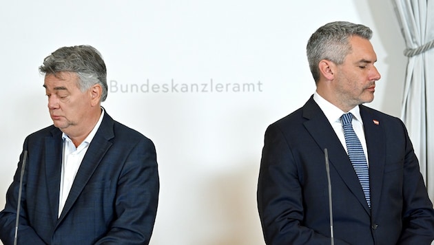 Die schwarz-grünen Koalitionskapitäne Karl Nehammer (re.) und Werner Kogler (Bild: APA/ROLAND SCHLAGER)
