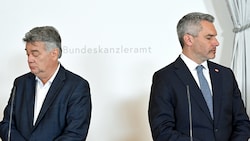 Vizekanzler Kogler und Kanzler Nehammer: Irgendwie über die Runden kommen, ist zu wenig. (Bild: APA/ROLAND SCHLAGER)