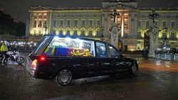 Der Queen-Sarg vor dem Buckingham-Palast (Bild: AP)