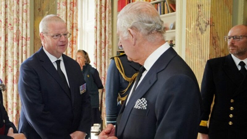 König Charles III. in der königlichen Residenz Hillsborough (Bild: AFP)