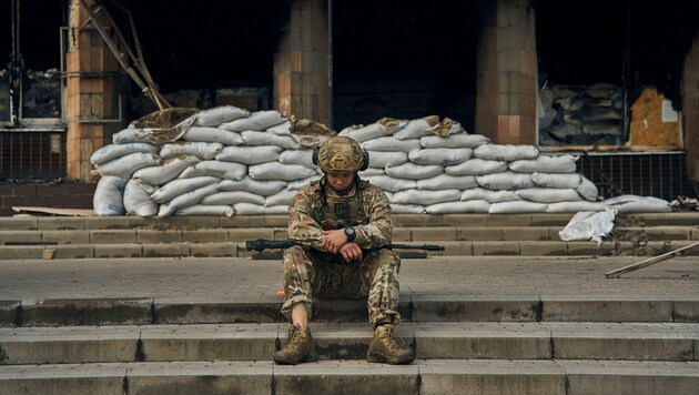Ein Soldat in der Ukraine (Bild: AP)