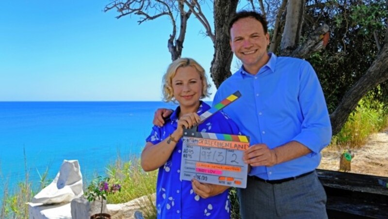 Schauspielerin und Sängerin Katharina Straßer gemeinsam mit ihrem Mann und Film-Verlobten Thomas Stipsits beim Dreh von „Griechenland“ auf der Insel Milos. (Bild: Gabriele Faber)