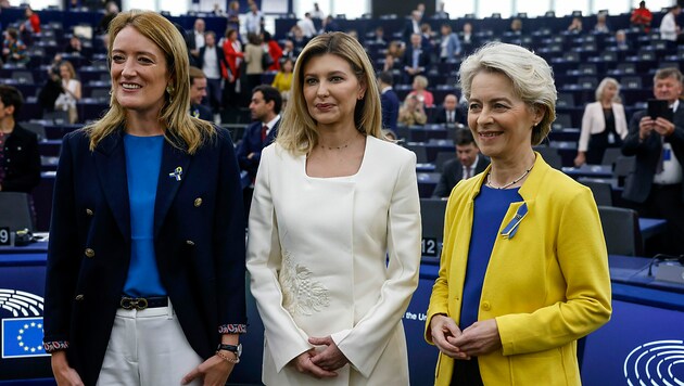 Parlamentspräsidentin Roberta Metsola (links) durfte die ukrainische First Lady Olena Selenska und Kommissionschefin Ursula von der Leyen im EU-Abgeordnetenhaus in Straßburg begrüßen. (Bild: AP)