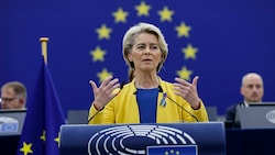 EU-Kommissionschefin Ursula von der Leyen kleidete sich für die Rede zur Lage der Union in den Farben der ukrainischen Flagge. (Bild: AP)