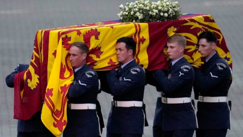 Der Sarg der Queen wurde aus Schottland nach London überführt, wo er in der Westminster Hall aufgebahrt wird. (Bild: APA/Photo by Kirsty Wigglesworth/AFP)