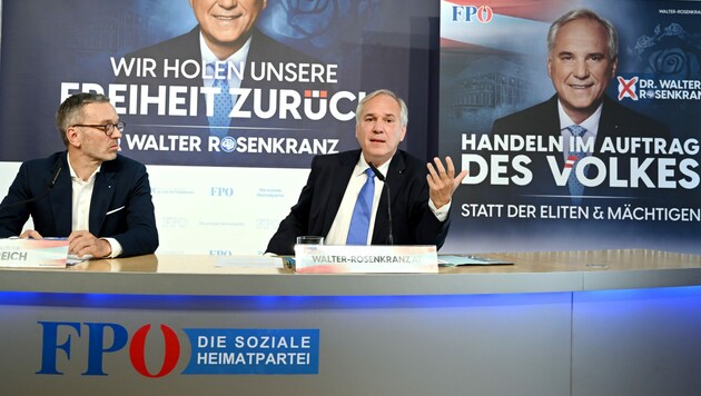 FPÖ-Chef Herbert Kickl (l.) und Walter Rosenkranz stellten die zweite Plakatwelle vor. (Bild: APA/Roland Schlager)