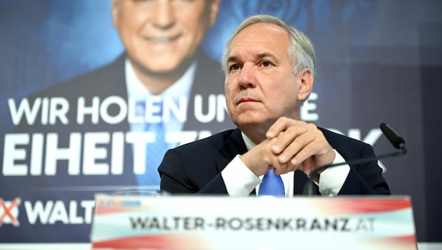 FPÖ-Bundespräsidentschaftskandidat Walter Rosenkranz bei der Präsentation seiner zweiten Plakatwelle im September (Bild: APA/Roland Schlager)