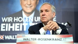 FPÖ-Bundespräsidentschaftskandidat Walter Rosenkranz bei der Präsentation seiner zweiten Plakatwelle im September (Bild: APA/Roland Schlager)