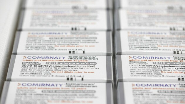 Schachteln mit Ampullen der angepassten Version des originalen Corona-Impfstoffs Comirnaty von Biontech/Pfizer, die zusätzlich auch gegen die Omikron-Subvariante BA.1 gerichtet ist. (Bild: APA/Tobias Steinmaurer)