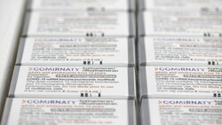 Schachteln mit Ampullen der angepassten Version des originalen Corona-Impfstoffs Comirnaty von Biontech/Pfizer, die zusätzlich auch gegen die Omikron-Subvariante BA.1 gerichtet ist. (Bild: APA/Tobias Steinmaurer)