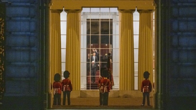 König Charles III. beobachtet zusammen mit dem Herzog und der Herzogin von Sussex von einem Fenster aus, wie der Leichenwagen mit dem Sarg von Königin Elisabeth II. am Buckingham-Palast ankommt. (Bild: Jeremy Selwyn / PA / picturedesk.com)