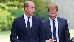 Die Prinzen William und Harry nach dem Tod von Queen Elizabeth vereint vor Schloss Windsor (Bild: AFP)