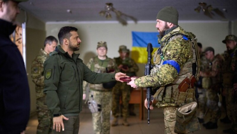 Der ukrainische Präsident Wolodymyr Selenskyj zeichnete bei seinem Besuch in der befreiten Stadt Isjum in der Region Charkiw auch Soldaten aus. (Bild: AFP)