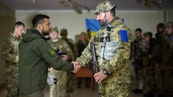 Der ukrainische Präsident Wolodymyr Selenskyj zeichnete bei seinem Besuch in der befreiten Stadt Isjum in der Region Charkiw auch Soldaten aus. (Bild: AFP or licensors)