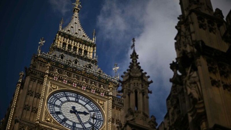 Während der gesamten Prozession schlägt Big Ben. (Bild: AFP )