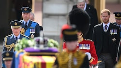 König Charles wurde von seinen Söhnen Prinz William und Prinz Harry begleitet. (Bild: AFP)