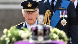 König Charles geleitete den Sarg seiner Mutter, Queen Elizabeth II., am Mittwochnachmittag zu Fuß zur Westminster Hall. (Bild: AFP )