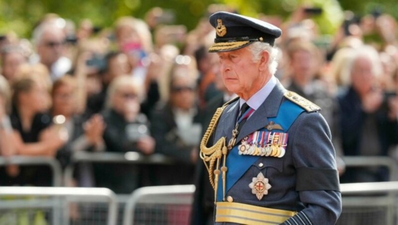 König Charles wirkte bei der Prozession durch London tieftraurig. (Bild: AP)