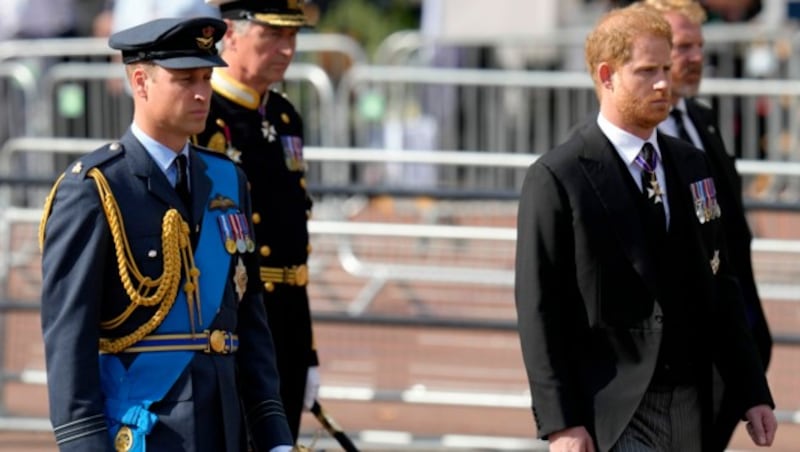 Die Prinzen William und Harry folgten dem Sarg von Queen Elizabeth Seite an Seite. (Bild: AP)