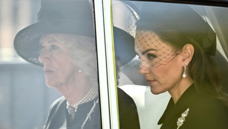 Königsgemahlin Camilla und Prinzessin Kate (Bild: AFP)