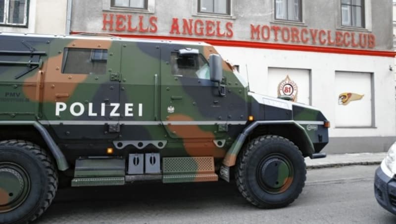 Cobra-Kommandoaktion mit Panzerwagen 2017 wegen eines gesuchten Mordverdächtigen bei Hells Angels in Wien (Bild: Martin Jöchl)