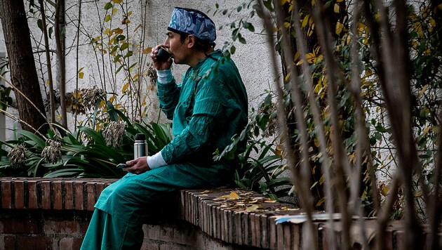 Ein chilenischer Krankenpfleger genießt seine Kaffeepause. (Bild: APA/AFP/Martin BERNETTI)