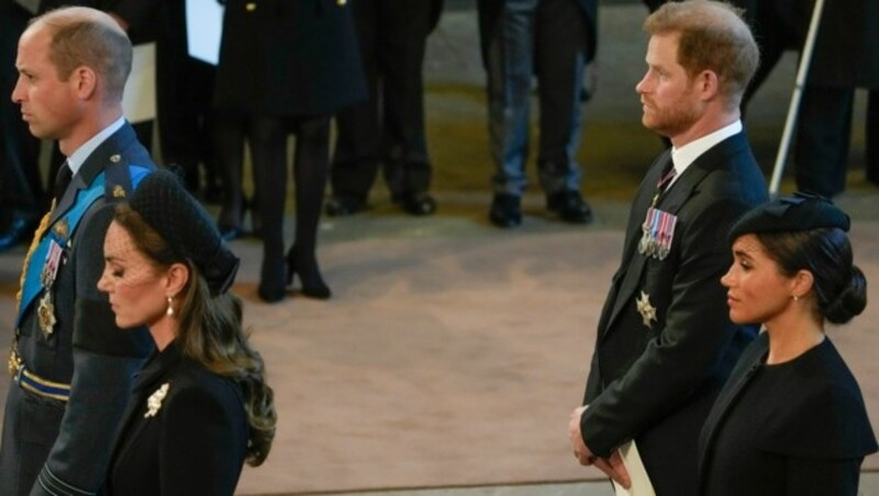 Prinz William mit Prinzessin Kate und Prinz Harry mit Herzogin Meghan (Bild: AP)