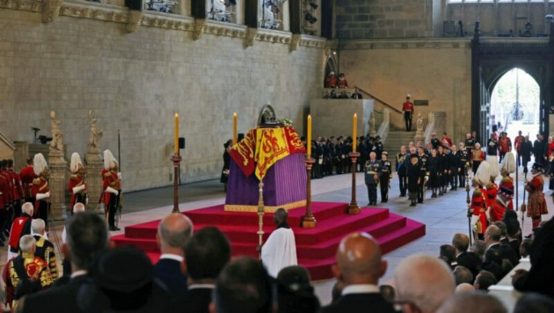 Der Sarg der britischen Königin Elizabeth II. in der Westminster Hall im Palace of Westminster (Bild: APA/Photo by Dan Kitwood/AFP)