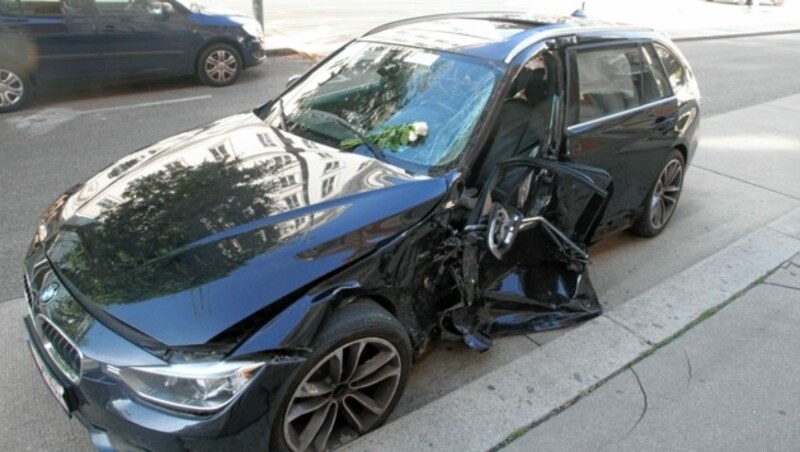 Der Raser knallte genau in die Fahrerseite des BMW der Getöteten. (Bild: Schiel Andreas)