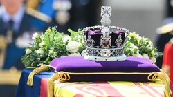 Die Imperial State Crown auf dem Sarg der Queen (Bild: DANIEL LEAL / AFP / picturedesk.com)