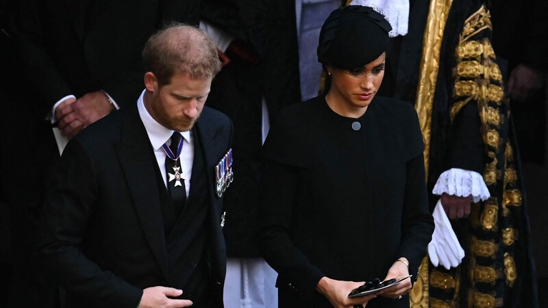 Prinz Harry, Herzog von Sussex, und Meghan, Herzogin von Sussex, verlassen die Westminster Hall nach dem Gottesdienst in der Westminster Hall. (Bild: BEN STANSALL / AFP / picturedesk.com)