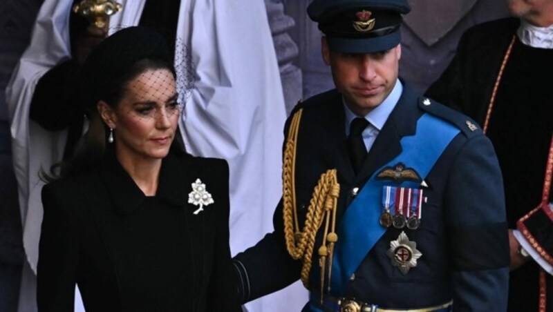 Prinz William und Prinzessin Kate geben einander nach dem Gottesdienst Halt. (Bild: BEN STANSALL / AFP / picturedesk.com)