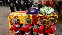 Der Sarg der Queen wird an Königin Camilla, Herzogin Kate, Gräfin Sophie und Herzogin Meghan vorbeigetragen. (Bild: OLI SCARFF / AFP / picturedesk.com)