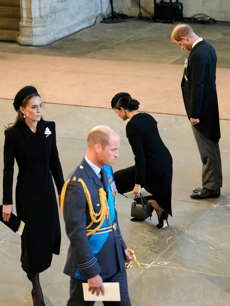 Prinzessin Kate, Prinz William, Prinz Harry und Herzogin Meghan erweisen der britischen Königin die letzte Ehre in der Westminster Hall im Westminster-Palast. (Bild: CHRISTOPHER FURLONG / AFP / picturedesk.com)