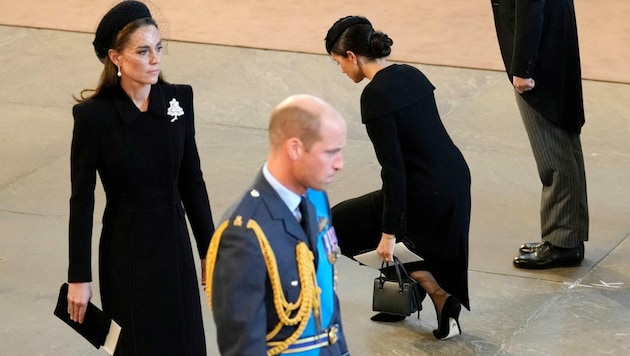 Herzogin Meghan ehrt die Queen mit einem tiefen Hofknicks. (Bild: CHRISTOPHER FURLONG / AFP / picturedesk.com)