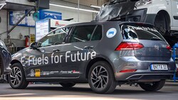Unter dem Slogan „e-Fuels for Future“ haben Uniti, ADAC und ZDK mit einem VW Golf einen Praxistest zum Fahren mit CO2-neutralen synthetischen Kraftstoffen gestartet. (Bild: FabuCar)
