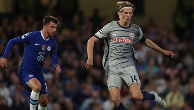 Maurits Kjaergaard (r.) und Chelseas Mason Mount (Bild: AFP)