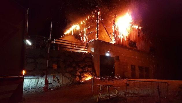 Das Pumpenhaus ging in Flammen auf. (Bild: Freiwillige Feuerwehr Rußbach)