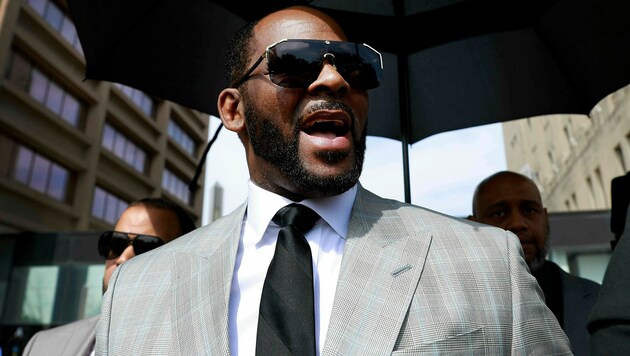 R. Kelly vor dem Gericht in Chicago (Bild: AP)