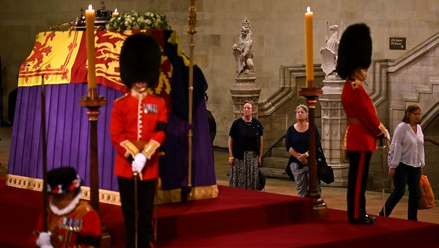 Wachen rund um den Sarg von Queen Elizabeth II. in der Westminster Hall (Bild: APA/AFP/POOL/Ben Stansall)