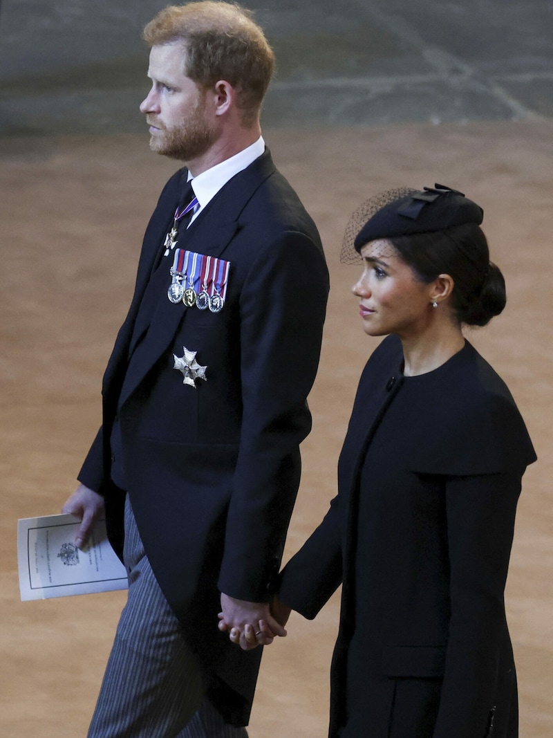 Prinz Harry und Herzogin Meghan hielten nach der Trauerfeier für Queen Elizabeth in der Westminster Hall Händchen. (Bild: WPA Rota)