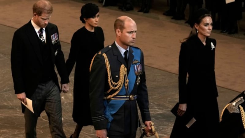 Prinz Harry und Herzogin Meghan hielten im Gegensatz zu Prinz William und Prinzessin Kate Händchen. (Bild: AP)