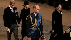 Prinz Harry und Herzogin Meghan hielten im Gegensatz zu Prinz William und Prinzessin Kate Händchen. (Bild: AP)